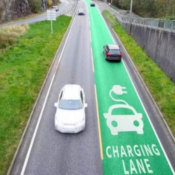 Road with power charging function